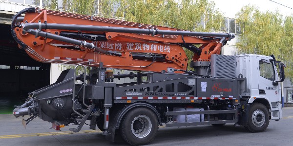 泵車用于混凝土的輸送，除此以外的用途都是危險的